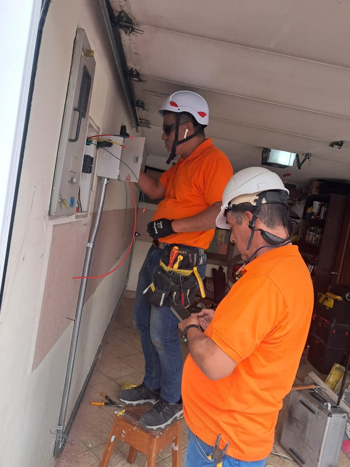 Técnicos de ECONEXIUM interviniendo un tablero eléctrico con equipo de protección